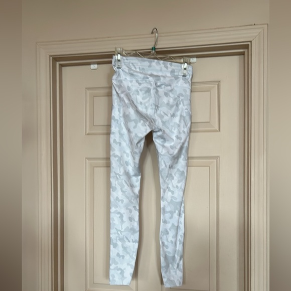 🔥3/$10🔥New Houmous light grey camouflage leggings- XS - Picture 7 of 11